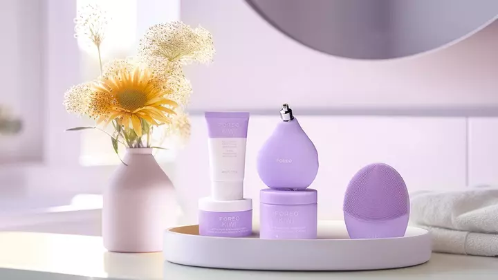 FOREO Swedish Skin Refinement Treatment FOREO KIWI derma microdermabrasion device with KIWI Active Pore & Blackhead Mask, Toner Pads, and Mattifying Moisturizer